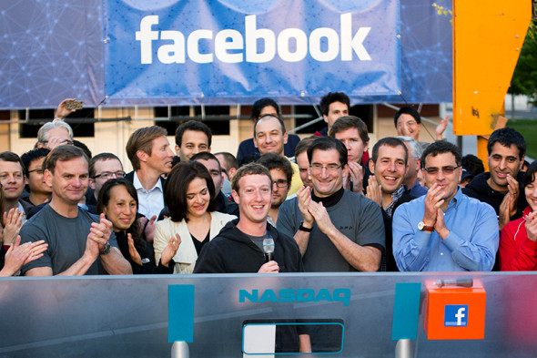 Facebook

Мильнер пообещал основателю соцсети Марку Цукербергу не вмешиваться в управление, а потом даже отказался от голосования на собраниях акционеров. В мае 2012 года состоялось IPO Facebook на бирже NASDAQ. Компанию оценили в рекордные $104 млрд. Поначалу акции Facebook на бирже дешевели, но сейчас Facebook стоит $204 млрд.