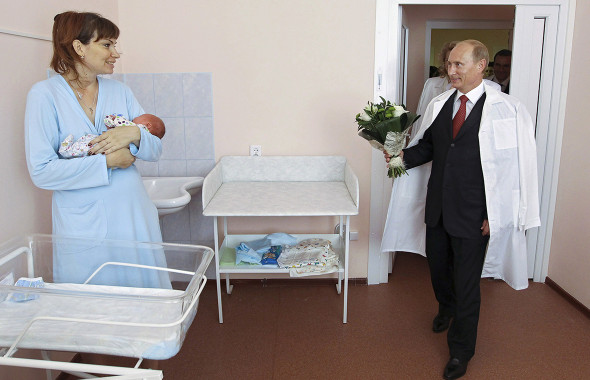 Владимир Путин во время посещения перинатального центра в Твери. 2010 год 