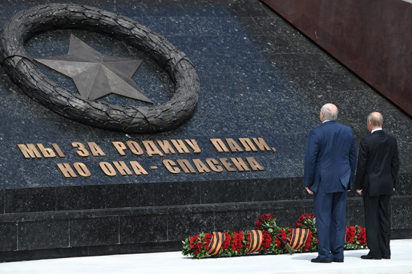 Александр Лукашенко (слева) и Владимир Путин