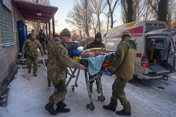 29 января в районе города Авдеевки, в 6 км от Донецка, начались бои между силами ДНР и украинской армией. Кто первым начал вести обстрел, неизвестно. Стороны обвиняют в этом друг друга.
На фото: медики ВСУ эвакуируют раненых из госпиталя в Авдеевке