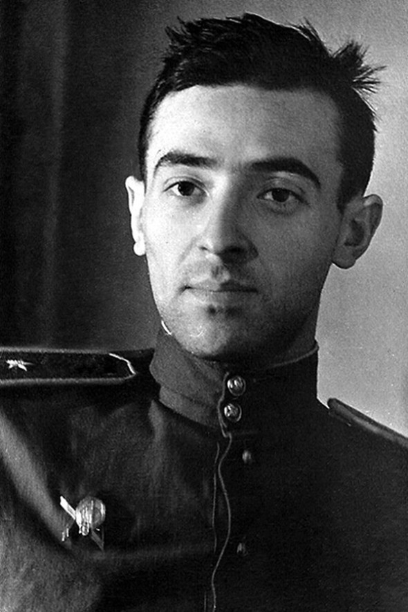 Когда началась Великая Отечественная война, Этуш записался в армию добровольцем. Тогда он уже был вольнослушателем театрального училища и выходил на сцену Театра имени Вахтангова. Актер вспоминал позже: «Я пришел на спектакль. Мы играли, вся труппа и вся школа играла. И в этот день я увидел в зрительном зале 13 человек, я их посчитал <…>. Я подумал, что моя профессия никому не нужна сейчас. У меня была бронь, защищавшая меня от армии, но я взял и ушел в армию». В 1943 году после тяжелого ранения его комиссовали