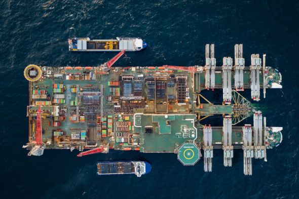 Pioneering Spirit ведет укладку газопровода в шведских территориальных водах.
Грузоподъемность судна при монтаже надстройки платформы составляет 48 тыс. т.
Кроме того, у него двойной корпус. Судно участвует в строительстве «Северного потока-2» с декабря 2018 года