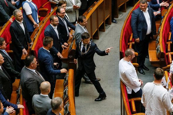 20 мая, 1-й день. Владимир Зеленский принес присягу президента на торжественном заседании Верховной рады.
В своей инаугурационной речи он объявил о роспуске парламента. Говоря о Донбассе, Зеленский перешел на русский язык