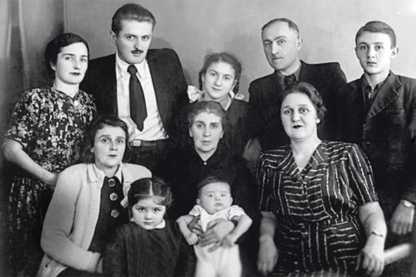 Зураб Церетели родился 4 января 1934 года в Тифлисе (Тбилиси). Он происходил из нетитулованной ветви древнего дворянского рода Церетели. «Мои предки, мои родители в нашем доме вечерами играли на гитаре, вместе пели. Именно через процесс совместного творческого воспитания мне передавались все традиции моей семьи», — вспоминал он.
На фото — семья скульптора. В верхнем ряду — тетя, дядя, сестра, отец Константин Церетели и сам Зураб Церетели. В нижнем ряду — тетя, двоюродные сестра и брат, бабушка и мать Тамара Нижарадзе.