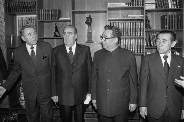 1980 год. Визит Ким Ир Сена в Югославию. На фото: генеральный секретарь ЦК КПСС Леонид Брежнев (второй слева) и генеральный секретарь ЦК Трудовой партии Кореи Ким Ир Сен (второй справа)