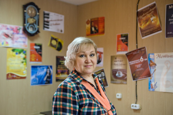 «Столкнулась с тем, что никому не нужна»
«Порой меня спрашивают: вы музыкант? Когда я отвечаю, что никакого музыкального образования у меня нет, все удивляются. По первому диплому я режиссер театрализованных представлений и праздников, по второму — психолог. Полжизни работала в сфере культуры, несколько лет руководила дворцом культуры, затем была генеральным директором кадрового центра по подбору персонала для «УГМК Холдинг».
В 2008 году, когда произошел кризис, меня сократили. Начав в 50 лет искать новую работу, я столкнулась с тем, что никому не нужна. Во-первых, мое резюме, вероятно, пугало работодателей серьезными должностями, а во-вторых, компании были больше заинтересованы в молодых специалистах. Я поняла, что ни руководителем, ни менеджером среднего звена меня не возьмут, и пошла в «Роспечать» продавать газеты»

