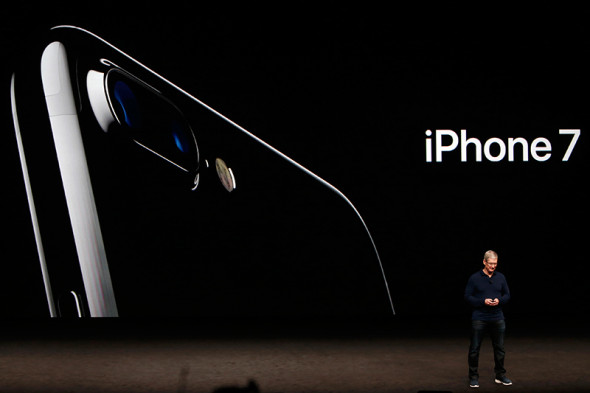 Глава Apple Тим Кук во&nbsp;время презентации iPhone 7

