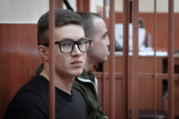 Фигуранты дела «Сети» Виктор Филинков (слева) и Юлий Бояршинов на выездном заседании Московского окружного военного суда в Санкт-Петербурге