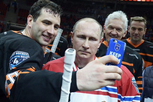 В начале 2010-х спортивные приоритеты Ротенберга и Путина несколько изменились. «У нас сейчас новое пристрастие: мы все полюбили хоккей, — рассказывал Аркадий Ротенберг в интервью Forbes в 2012 году. — В жизни я разными видами спорта занимался, даже акробатикой, а вот зимними видами не удалось. А примерно три года назад встал на коньки». По словам миллиардера, это он «немножко заразил хоккеем» Владимира Путина, который «хорошо играл, забивал».
Первым к миру хоккея приобщился племянник Аркадия Ротенберга Роман (на фото с Владимиром Путиным и Геннадием Тимченко). В 2007 году 26-летний менеджер отдела внешних коммуникаций «Газпром экспорта» Роман Ротенберг стал заместителем генерального директора компании «КХЛ Маркетинг», занимавшейся разработкой маркетинговой стратегии для создаваемой тогда Континентальной хоккейной лиги (КХЛ).