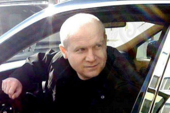 Ополченец (позывной Гюрза). JIT называет его бывшим солдатом Спецназа ГРУ. Он также упоминался в расследовании &laquo;Новой газеты&raquo;. Там говорилось, что он &laquo;непосредственно сопровождал &laquo;Бук&raquo; (зенитно-ракетный комплекс, из которого, как утверждает JIT, был сбит пассажирский самолет)