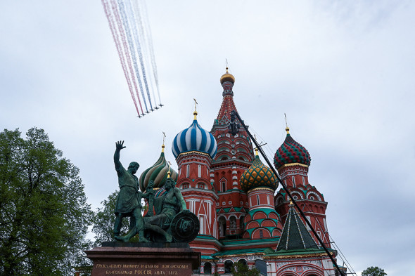 Штурмовики Су-25 над Красной площадью
