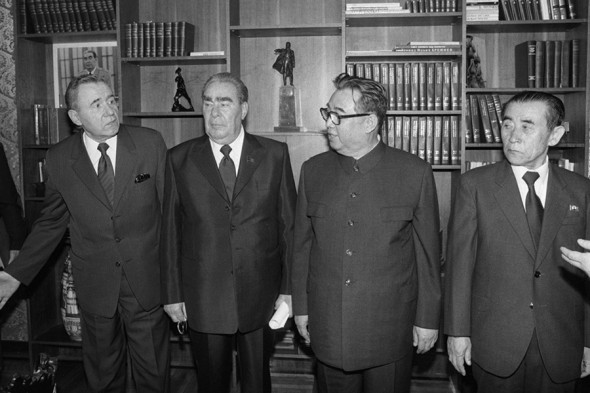 Леонид Брежнев (второй слева) и Ким Ир Сен во время встречи в мае 1980 года