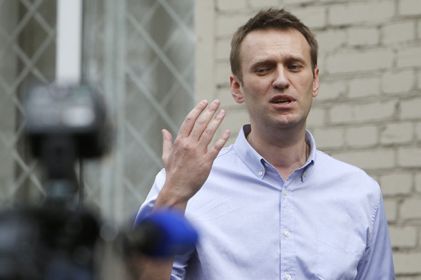 Алексей Навальный, лидер Партии прогресса
Приговорен к 5 годам условно, в настоящее время – под домашним арестом
Начиная с 2012 года Навальный стал фигурантом сразу нескольких уголовных дел. В мае 2012 года было вновь возбуждено и переквалифицировано на более тяжкую статью дело о хищении имущества компании «Кировлес», закрытое за месяц до этого. В декабре 2012 года Навальный стал обвиняемым по делу о мошенничестве в компании «Главное подписное агентство», тогда же стало известно о возбуждении дела о хищении из избирательного фонда «Союза правых сил» рекламной компанией «Аллект», которую в 2007 году возглавлял оппозиционер. По первому делу в октябре 2013 года он получил пять лет условно, процесс по второму делу еще продолжается. По третьему делу Навальному, который с февраля находится под домашним арестом, обвинения еще не предъявлены.