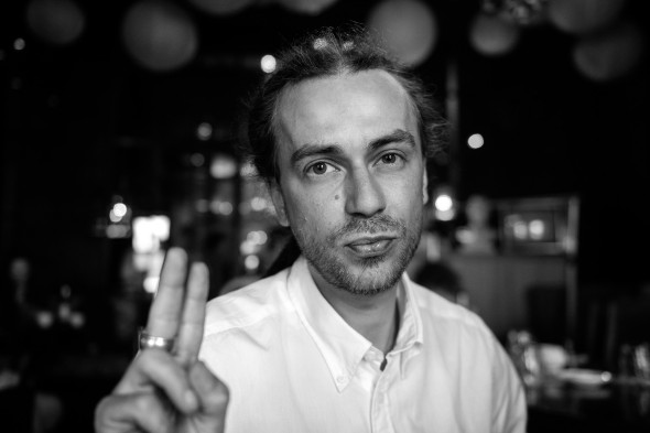 Кирилл Толмацкий (Децл) стал известен в России в начале 2000-х. Он выпустил несколько альбомов и стал лицом рекламной компании «Пепси, пейджер, MTV», однако к середине 2000-х почти перестал записывать новые альбомы и пропал из музыкальных эфиров. Тем не менее продолжал заниматься музыкой, но прежней популярности ему достигнуть не удалось.
Рэпер умер в Ижевске после концерта в ночь на 3 февраля. Артисту было 35 лет. Причиной смерти стало осложнение заболевания сердечно-сосудистой системы. Как позднее рассказал его отец Александр Толмацкий, у Децла была врожденная гипертрофическая кардиомиопатия.
Читать больше