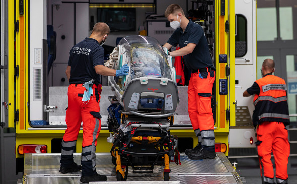 Капсула у берлинской клиники «Шарите», в которой для прохождения лечения был доставлен Алексей Навальный