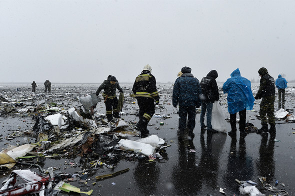 На месте крушения пассажирского самолета Boeing 737-800