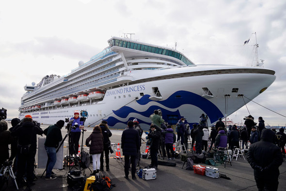 Круизный лайнер Diamond Princess вышел из Йокогамы (Япония) 20 января и вернулся обратно 3 февраля, зайдя в порты на японских островах Окинава и Кюсю, а также в Гонконге и Вьетнаме