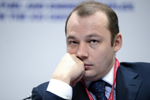 Денис Федоров, генеральный директор &laquo;Газпромэнергохолдинга&raquo; (управляет активами &laquo;Газпрома&raquo; в&nbsp;электроэнергетике) 

Вы&nbsp;же&nbsp;понимаете, что&nbsp;если все падает, то&nbsp;мы расти не&nbsp;можем. Понятно, что&nbsp;недельный тренд не&nbsp;дает макроэкономического понимания, что&nbsp;будет. Будем смотреть, как&nbsp;будет развиваться ситуация, будем ждать каких-то мер правительства. Больше всего это касается сервисных контрактов, которые выражены в&nbsp;евро. Сценарии [действий компании]&nbsp;мы еще месяц-полтора назад&nbsp;начали отрабатывать. Но мы за&nbsp;последнее время ужались уже&nbsp;так, что&nbsp;дальнейшее ужимание&nbsp;несет в&nbsp;себе риски надежности. Поэтому тут скорее государство должно взять на&nbsp;себя какую-то долю ответственности. Раньше нам говорили о&nbsp;высоких тарифах, сейчас мы понимаем, что&nbsp;это не&nbsp;выдерживает никакой критики. Поэтому, если&nbsp;ситуация будет дальше так развиваться, будем спрашивать у правительства, как&nbsp;нам быть

