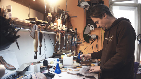 Участники проекта Vacation With an Artist. Эрик, мастер по созданию обуви