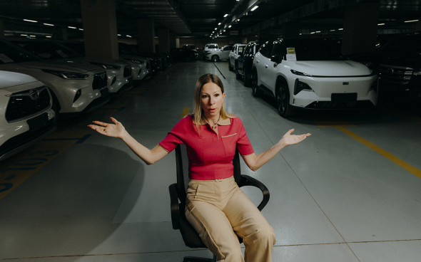 Жалаңаш модель Лисовская фото және бейне