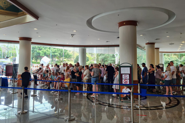 На фото: выездное голосование на выборах президента в гостинице «Royal Cliff Grand Hotel Pattaya» в Паттайе, Таиланд.
В Таиланде на избирательных участках выстроились очереди из россиян, желающих проголосовать, сообщал МИД. В связи с «высокой активностью избирателей» участковая избирательная комиссия посольства направила дополнительных сотрудников в пункт проведения голосования. Кроме того, время голосования 16 марта продлили на два часа — до 20:00 по местному времени.