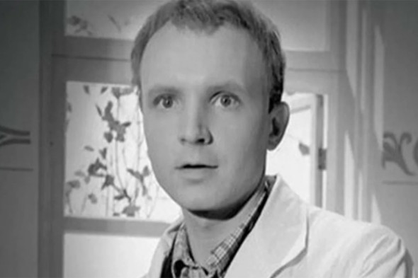 Андрей Мягков родился в Ленинграде, его отец был кандидатом технических наук, педагогом, а мать — инженером-механиком. С детства его интересовала актерская профессия, но отец настоял: «Андрей, я тебя прошу, поступи в институт, получи профессию, а потом будешь заниматься этой глупостью», — вспоминал актер в документальном фильме «О чем молчит Андрей Мягков».
Он окончил Ленинградский химико-технологический институт (сейчас Санкт-Петербургский государственный технологический институт (технический университет). — РБК), но любовь к сцене сохранил. После учебы Мягков участвовал в любительских спектаклях и вскоре отправился в Москву и поступил в Школу-студию МХАТ на курс Василия Маркова