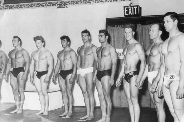 1950-е. Шон Коннери (в центре) участвует в мужском конкурсе красоты