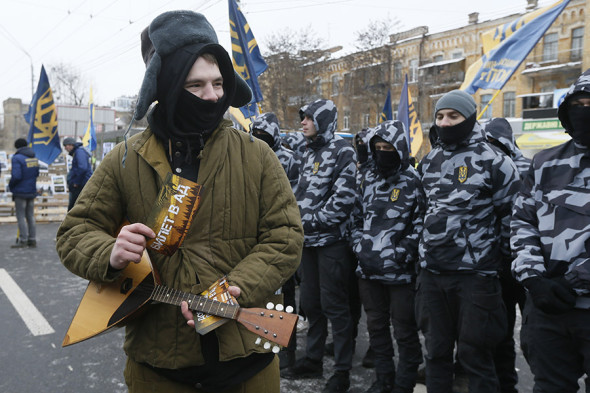По информации агентства, собравшиеся у диппредставительства активисты движения «Национальный корпус» хотят устроить «коридор позора» всем, кто пришел проголосовать.