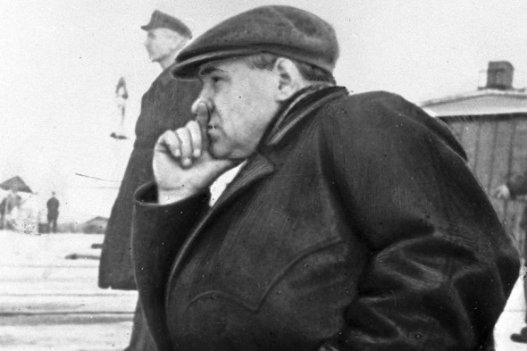 Родился в 1888 году
Когда отбывал наказание: 1937–1941 годы
За что отбывал наказание: по обвинению во вредительстве и принадлежности к контрреволюционной организации, передававшей чертежи советских самолетов иностранной разведке
Где отбывал наказание: КБ (конструкторское бюро) НКВД —ЦКБ-29 в центре Москвы (туполевская шарага)
Над чем работал в заключении: разработка самолетов гражданской и военной авиации
Чем известен: один из ведущих авиаконструкторов СССР, создал цельнометаллический двухмоторный ТБ-1 (считался одним из лучших в мире бомбардировщиков), четырехмоторный ТБ-3 и его сверхдальнюю версию АНТ-25, с помощью которой в 1937 году была осуществлена высадка экспедиции на Северном полюсе. После освобождения Туполева под его руководством были сконструированы первый отечественный реактивный гражданский самолет Ту-104, межконтинентальный пассажирский самолет Ту-114, первый в мире сверхзвуковой пассажирский самолет Ту-144.
Дальнейшая судьба: был освобожден от отбытия наказания со снятием судимости в 1941 году, а полностью реабилитирован в 1955 году. Продолжал заниматься авиастроением, умер в 1972 году.
