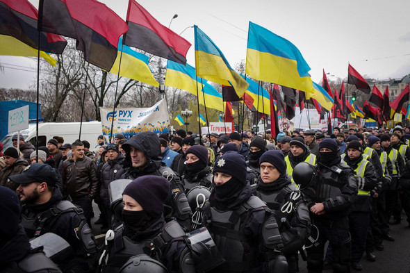Участники марша в оцеплении полиции