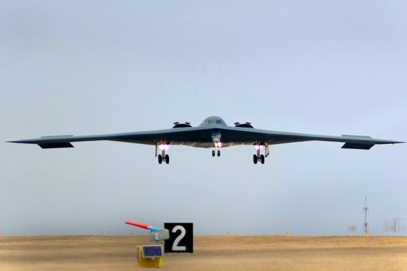 Бомбардировщики В-2А Spirit
Тяжелый малозаметный стратегический бомбардировщик В-2А Spirit — самый дорогостоящий самолет в парке ВВС США. Его стоимость составляет в ценах 1998 года $1,16 млрд. По данным экспертов, самолет невидим для устаревших радаров, но современные зенитные ракетные системы способны его обнаружить.