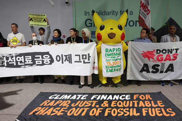 На фото: протесты против газовой промышленности во время COP29 в Баку, 15 ноября.
Один из главных пунктов повестки COP29 — выделение развивающимся странам около $1 трлн в год на финансирование климатических программ. В настоящее время объем выделяемых средств составляет $100 млрд, срок действия соглашения истекает в этом году.