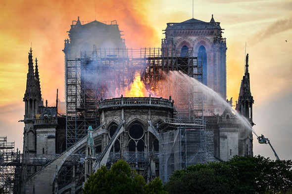 15 апреля 2019 года произошел пожар в соборе Парижской Богоматери. По предварительной информации, загорелись строительные леса&nbsp;&mdash; с апреля в здании проходили работы по реставрации. Пожар продолжался более 12 часов. Были уничтожены шпиль, крыша и все деревянные элементы собора. Пожарным удалось спасти каркас здания и часть реликвий. Суммы точного ущерба и средств на восстановление собора пока не названы