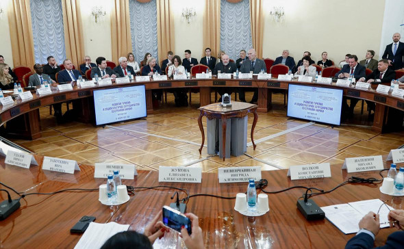 В Думе уволили 15 помощников депутатов после скандала с круглыми столами