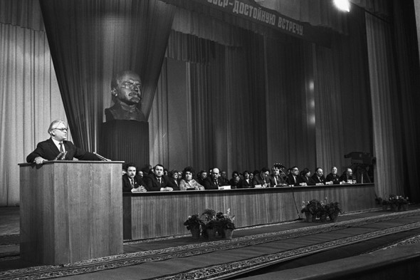 К концу 1950-х, при Хрущеве, Лигачев дослужился до секретаря областного комитета КПСС по идеологии. После периода работы в аппарате ЦК КПСС (1961&ndash;1965 годы) он возглавил Томский обком КПСС. В должности первого секретаря Томского обкома КПСС он пробыл до 1983 года. Тогда он по приглашению генсека Юрия Андропова перешел на работу в Москву, став заведующим отделом организационно-партийной работы ЦК КПСС, а затем секретарем ЦК и членом Политбюро. При Горбачеве он был вторым лицом в государстве и стал одним из руководителей антиалкогольной политики.

&laquo;Мне приходилось активно участвовать в разработке практических мер по борьбе с пьянством, и вовсе не снимаю с себя ответственности за то, что они поначалу оказались чрезмерно жесткими, административными. Видимо, тут невольно сработало нечто личное: как человек непьющий, я психологически не был готов примириться с тем, что кто-то не может &laquo;завязать&raquo; с выпивкой&raquo;,&nbsp;&mdash; писал он в своей книге &laquo;Предостережение&raquo;.
Позже он неоднократно критиковал то, как проходила перестройка. &laquo;В первые три года перестройки обстановка в обществе менялась к лучшему, поднимался авторитет партии. Затем началось попятное движение. Теперь, как многие говорят с тревогой, страна подошла к пределу. Нависла реальная угроза целостности советской федерации, единству КПСС. Обстановка требует неотложных действий. Партия, Отечество в опасности, я&nbsp;бы сказал, в чрезвычайной опасности. И возможный распад нашей федерации стал&nbsp;бы потрясением мирового масштаба, непоправимым ударом по социализму, международному коммунистическому и рабочему движению&raquo;,&nbsp;&mdash; писал он Горбачеву в марте 1990 года. В июле его сняли со всех партийных должностей и отправили на пенсию, но до 1991-го он еще оставался народным депутатом.
