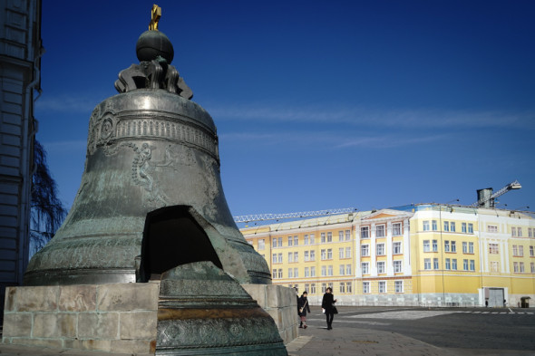 14-й корпус Кремля
14-й корпус Кремля, использовавшийся для нужд администрации президента, в 2011 году отправили на реконструкцию. Но не факт, что после ее завершения туда вернутся чиновники. Летом 2014 года Владимир Путин предложил восстановить на этом участке Чудов и Вознесенский монастыри, разрушенные в 1929-1930 годах. К тому моменту на реконструкцию из бюджета уже было потрачено 8 млрд руб. Окончательно судьба 14-го корпуса еще не решена.