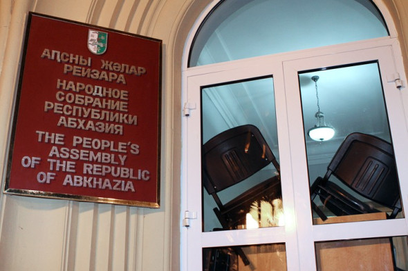 Баррикады в здании администрации президента Абхазии.