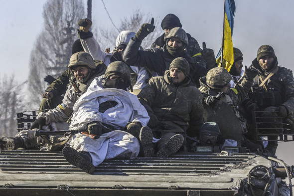 Украинские войска выезжают из города Дебальцево Донецкой области.