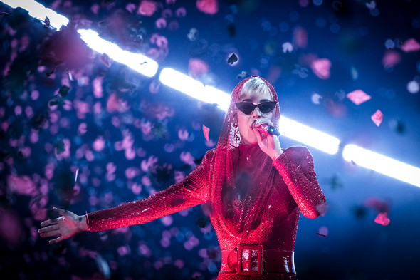 Доход: $83 млн
Основной источник дохода: концертный тур Witness: The Tour
