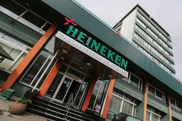 Heineken
Доходность: 73,0%
Преданных поклонников бондианы до глубины души оскорбило появление в 2012 году в одной из сцен «Скайфолла» пива вместо традиционного коктейля из мартини с водкой. Но для инвестора оно могло бы стать сигналом к выгодной покупке.
С момента выхода фильма акции компании Heineken заметно выросли в цене: 26 октября 2012 года их можно было купить за €47,8. 3 ноября 2015 года стоимость акций этой нидерландской пивоваренной компании достигла €82,29. То есть, последовав за Бондом в 2012 году, можно было увеличить свои сбережения на 73,0%.
Темп роста акций Heineken на 37 п.п. опережает рост индекса MSCI Europe за этот же период (36%).