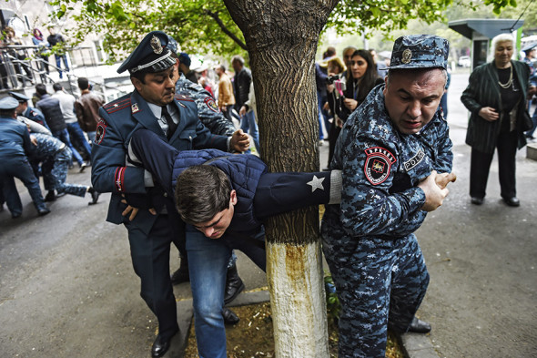 Акции протеста идут в столице Армении с 13 апреля. Митингующие выступают против назначения премьер-министром бывшего президента Сержа Саргсяна. Активисты
пытаются перекрыть улицы и заблокировать движение транспорта.