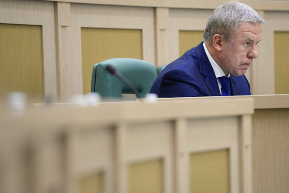 Легендарный советский и российский хоккеист, экс-председатель правления Ночной хоккейной лиги, сенатор от Приморского края Вячеслав Фетисов также планирует покинуть верхнюю палату. Он намерен пройти в Госдуму по одному из одномандатных округов Подмосковья от «Единой России».