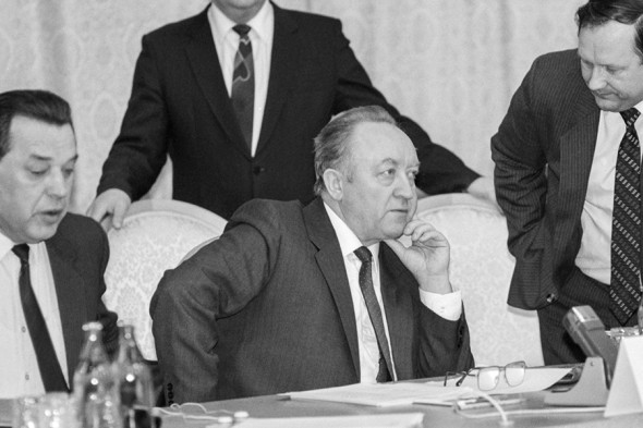 На выборах 1994 года Кебич был кандидатом от власти: он возглавлял Совет министров Белорусской ССР, а потом и независимой Белоруссии. Именно он вместе с главой белорусского Верховного совета Станиславом Шушкевичем подписывал беловежское соглашение (о создании СНГ и прекращении существования СССР. — РБК) от имени республики. Кебич уступил Лукашенко во втором туре выборов, набрав чуть больше 14% голосов (Лукашенко получил поддержку 80% граждан).
В 1996 году Кебич признал итоги референдума об изменении белорусской Конституции, благодаря которому были существенно расширены права президента, а срок пребывания Лукашенко в должности обнулялся. С этого же года Кебич стал депутатом нового органа законодательной власти — палаты представителей Национального собрания Белоруссии