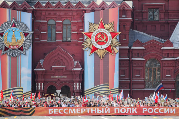 Участники акции памяти &laquo;Бессмертный полк&raquo; на Красной площади во время шествия в День Победы