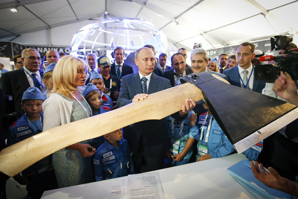 Президент РФ Владимир Путин во время посещения павильона фестиваля «От винта» на Международном авиационно-космическом салоне (МАКС-2015) в Жуковском