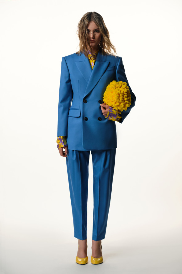 Жакет и брюки&nbsp;&mdash; все Alexander McQueen, блузка Vetements, туфли Loewe, клатч Bottega Veneta