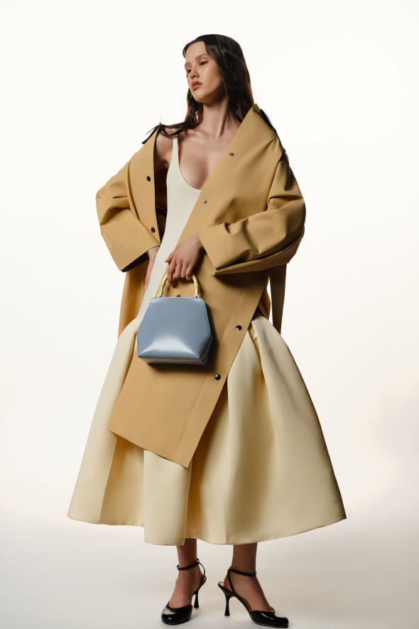 Плащ Kassl Editions, платье Khaite, туфли Loewe, сумка Jil Sander