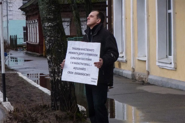 В июне 2018 года районный суд в Тверской области приговорил к двум годам условно главу местного отделения партии «Яблоко» Владимира Егорова. По мнению суда, Егоров разместил в модерируемом им сообществе «Граждане Торопца» текст, содержащий призывы к экстремистской деятельности