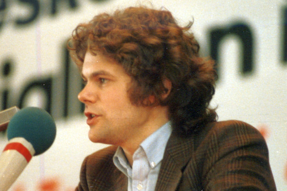 В 1975 году Шольц вступил в Социал-демократическую партию Германии (СДПГ), ему было 17 лет, он был еще учеником старшей школы. Выбор партии во многом был связан с мнением родителей — Шольц вспоминал, как восторженно они отзывались о бывших канцлерах социал-демократах Вилли Брандте и Гельмуте Шмидте. Последнего Шольц в те годы воспринимал как пример для подражания. Юный политик входил в ряды молодежной ассоциации партии Jusos (Jungsozialisten, «Молодые социалисты») и в период с 1982 по 1988 год был заместителем федерального председателя ассоциации. Также в течение двух лет до 1989 года был вице-президентом Международного союза социалистической молодежи