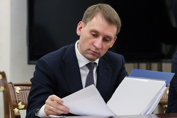 25 июня спикер Совета Федерации Валентина Матвиенко раскритиковала работу Минвостокразвития. На заседании верхней палаты парламента она попросила главу ведомства Александра Козлова не превращать министерство в совнархоз, который занимается тем, что собирает заявки с регионов. Она указала, что нужно не заниматься расчетами, а обеспечить рывок в развитии Дальнего Востока. «Вы год уже министр (Александр Козлов возглавил Минвостокразвития в 2018 году, до этого он руководил Амурской областью. — РБК). Без обид, у нас товарищеский разговор, но такое ощущение, что Минвостокразвития выключили информационно. Вообще нет информации, <…> какие решения принимаются», — сказала Матвиенко.
Кроме того, она обратила внимание на программу «Дальневосточный гектар»: «Хотелось бы узнать, была это пиар-акция или все-таки серьезный инструмент привлечения на Дальний Восток?»